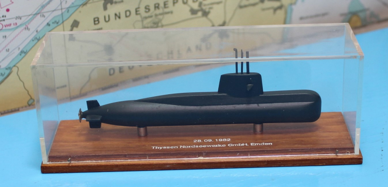 Submarine "Santa Cruz" TR 1700-class full hull (1 p.) AR 1982 in showcase in ca. 1:500